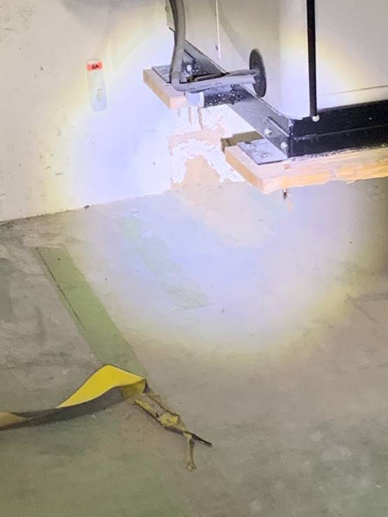 左營區冷氣支架如遭白蟻侵蝕，需立即停用冷氣並請專業除蟲公司評估和處理。更換受損支架時，選擇白蟻不吃的材質。定期檢查冷氣與周圍環境，保持乾燥可有效預防白蟻問題，延長設備壽命並減少修繕費用。