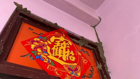 白蟻特寫照片，居家常見的害蟲
白蟻咬食木材，家具受損情況
專業技師施作白蟻防治藥劑
白蟻防治藥劑注射施工實拍
白蟻餌劑安裝照片，高雄白蟻防治案例
白蟻蛀蝕地板的實際案例
系統櫃被白蟻啃蝕，高雄仁武案例
裝潢木作遭白蟻破壞，專業防治需求
