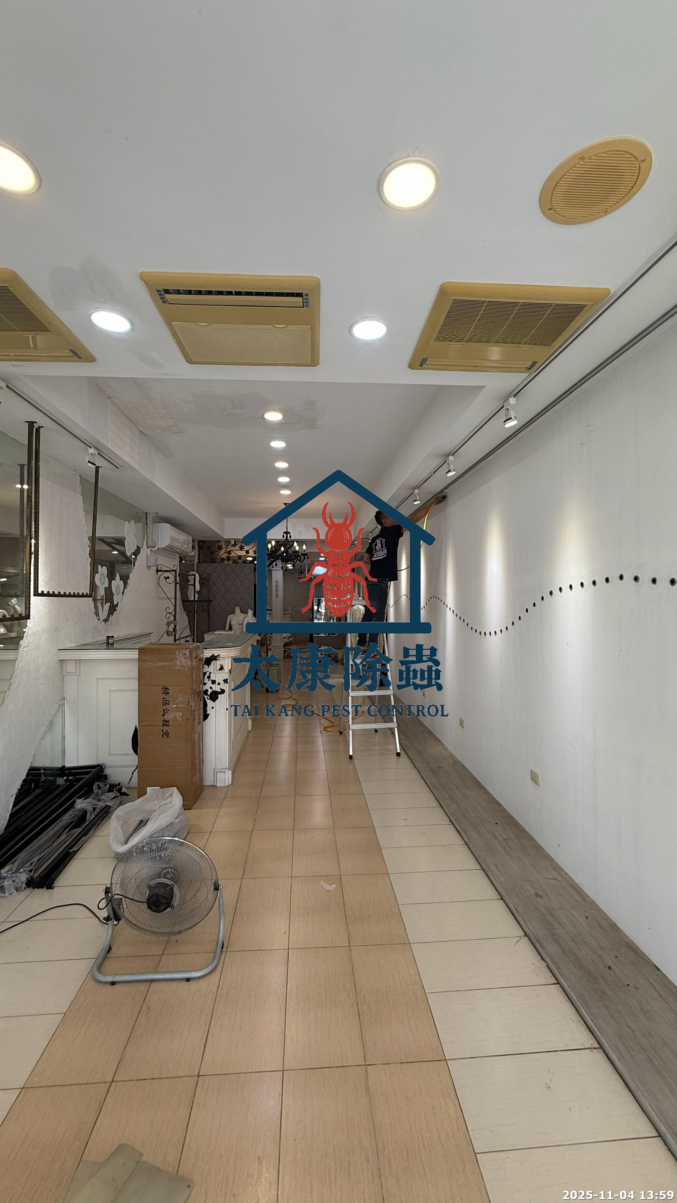 白蟻處理中 施工人員需在不破壞裝潢的前提下 廣泛施佈藥劑 